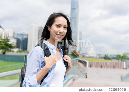 Young woman in Hong Kong city 32863036