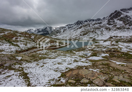 Gavia pass lake in summer 32863848