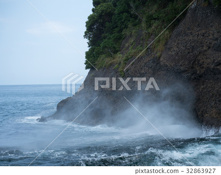海鯛從側面洞穴噴出的海鯛 32863927