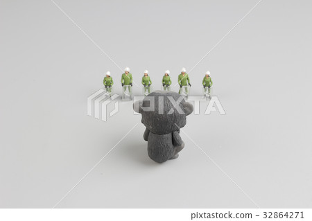 the group of police figure face the animal 32864271
