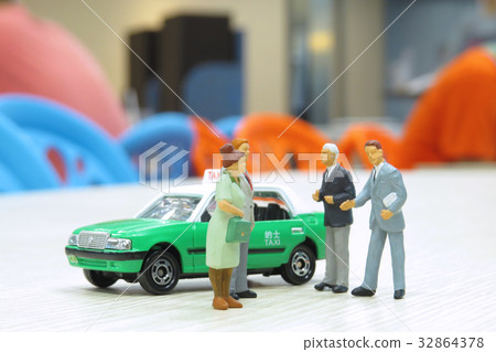 model taxi and small figures 32864378
