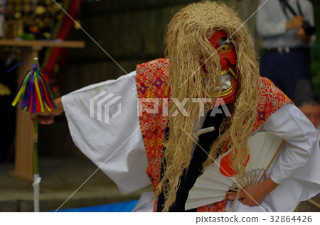 Japan's three largest shrines Kabura dance at the summer festival Gokana at Kusabe Yoshimi Shrine 32864426