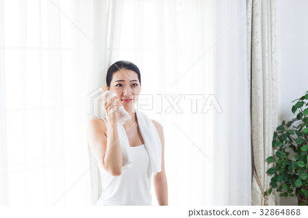 Woman sports cooling hydration Woman sports cooling hydration 32864868