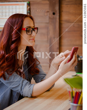 Side view of ginger haired freelance female. 32865081