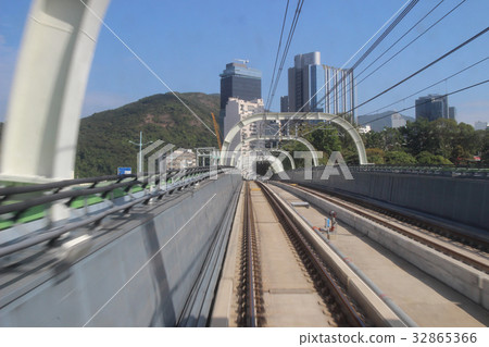 Monorail passing though the tunnel 32865366