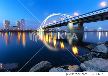 Apollo Bridge in Bratislava at night, Slovakia 32866148