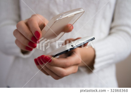 Removing the cover of the smartphone 32868368