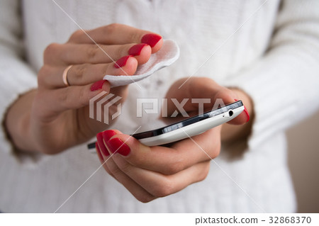 Сlean the phone with a cotton pad 32868370