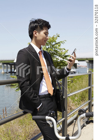 Businessman, Han River, Seoul Businessman, Han River, Seoul 32870118