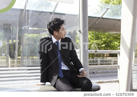 Businessmen, Yeouido Transit Center, Securities, Yeouido, Yeongdeungpo-gu, Seoul 32870309