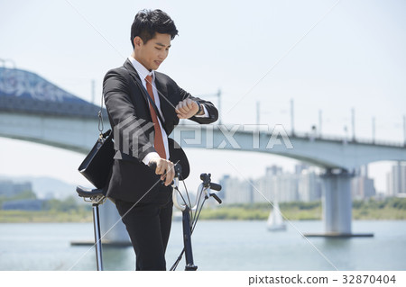 Businessman, Han River, Seoul Businessman, Han River, Seoul 32870404