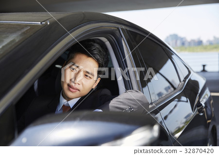 Businessman 32870420