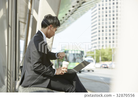 Businessmen, Yeouido Transit Center, Securities, Yeouido, Yeongdeungpo-gu, Seoul 32870556