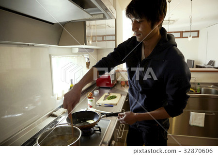 男人做飯,烹飪現場。 男人做飯,烹飪現場。 32870606