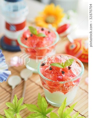 Cute watermelon jelly 32870704