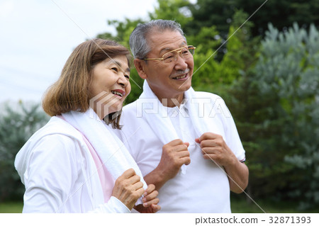 Senior couple of sportswear Senior couple of sportswear 32871393