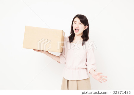 Moving Home Delivery Luggage Woman New Life Lifestyle 32871485