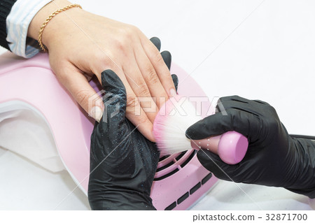 The process of manicure in the beauty salon is sho 32871700