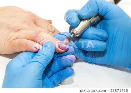 The process of manicure in the beauty salon is sho 32871716