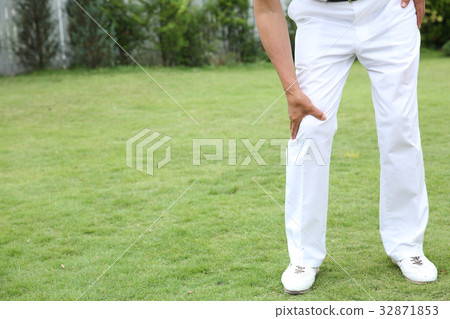 拿著膝蓋的老人 32871853