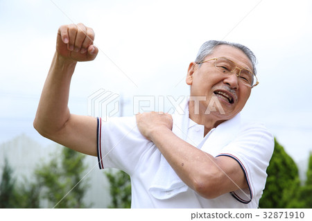 Senior man holding shoulders 32871910