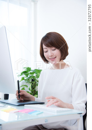 Designer woman Designer woman 32872795