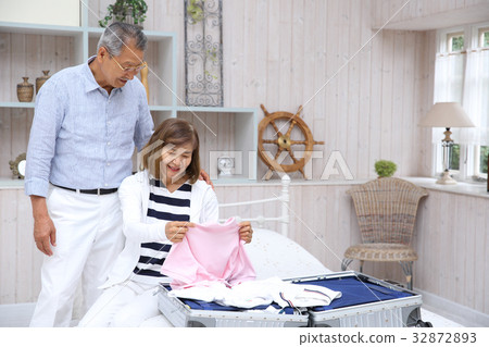 Senior couple traveling 32872893