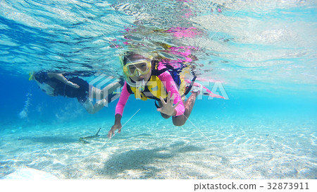 沖繩Akajima的水下照片做浮潛的父母和孩子 沖繩Akajima的水下照片做浮潛的父母和孩子 32873911