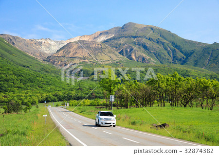 Drive image of the new green Yamanami Highway running while watching Oita Prefecture Kuju Mountain 32874382