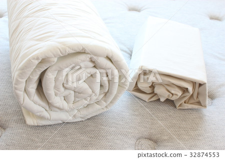 Mattresses and bedding pads and sheets 32874553