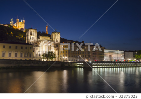 夜視圖從索恩河看見的Notre Dame大教堂 夜視圖從索恩河看見的Notre Dame大教堂 32875022