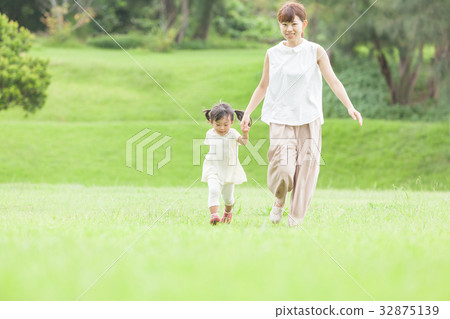 Mother and daughter take a walk 32875139