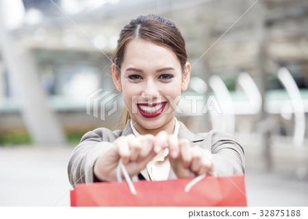Closeup woman holding shopping bag 32875188