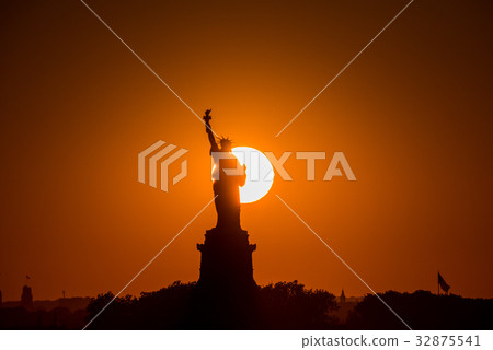 Amazing sunset of Statue of Liberty, New York 32875541