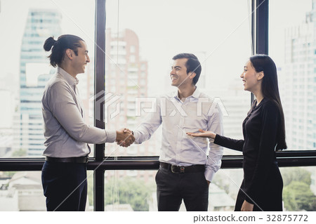 Businesswoman introduce businessman for working at office, Portr Businesswoman introduce businessman for working at office, Portr 32875772