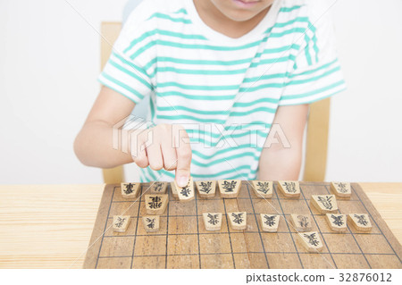 指向shogi身體局部零件的小學女孩削減了 指向shogi身體局部零件的小學女孩削減了 32876012