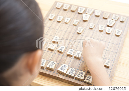 Elementary school girl pointing to shogi body parts parts cut 32876015