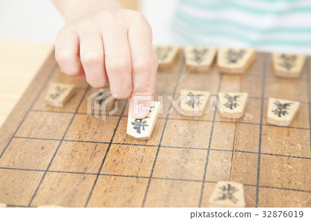 Elementary school girl pointing to shogi body parts parts cut 32876019