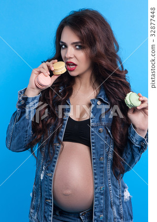 Pregnant woman eating macaron 32877448