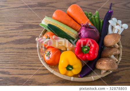 a basket of vegetables 32878803
