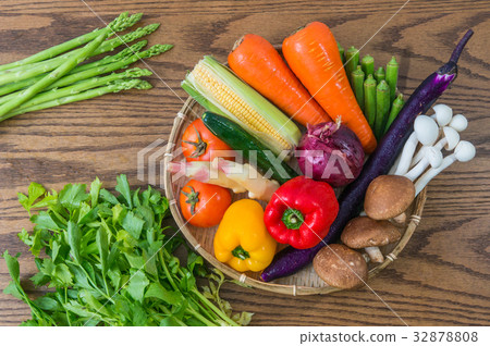 a basket of vegetables 32878808