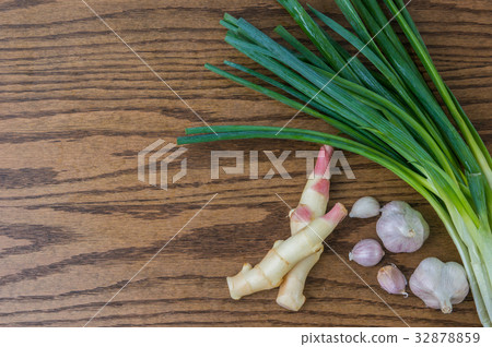 蔥薑蒜及簡單的木桌 32878859