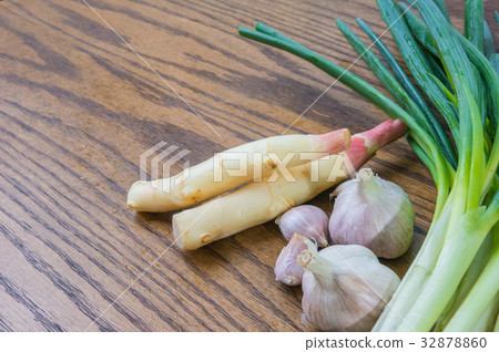 蔥薑蒜及簡單的木桌 32878860