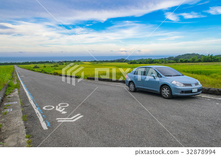 Car with straight road 32878994