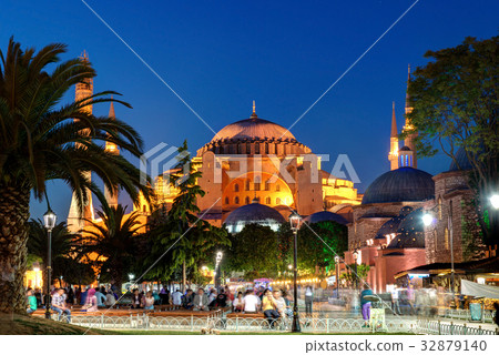 View of the Hagia Sophia at night in Istanbul 32879140