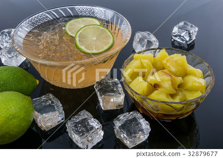冰涼的檸檬愛玉與粉粿 冰涼的檸檬愛玉與粉粿 32879677