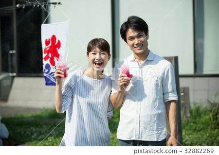 Young couple (shaving ice) 32882269