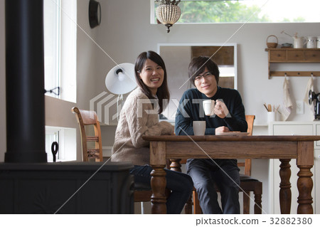 Fireplace couple 32882380