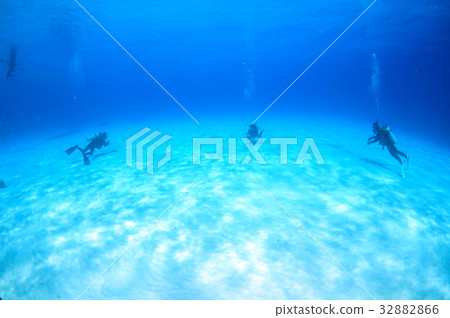 隨著藍色的大海和潛水員 32882866
