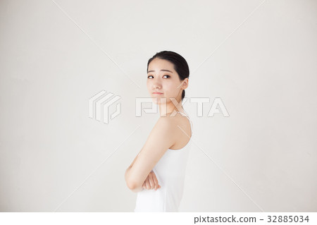 Woman sport gesture arms crossed 32885034